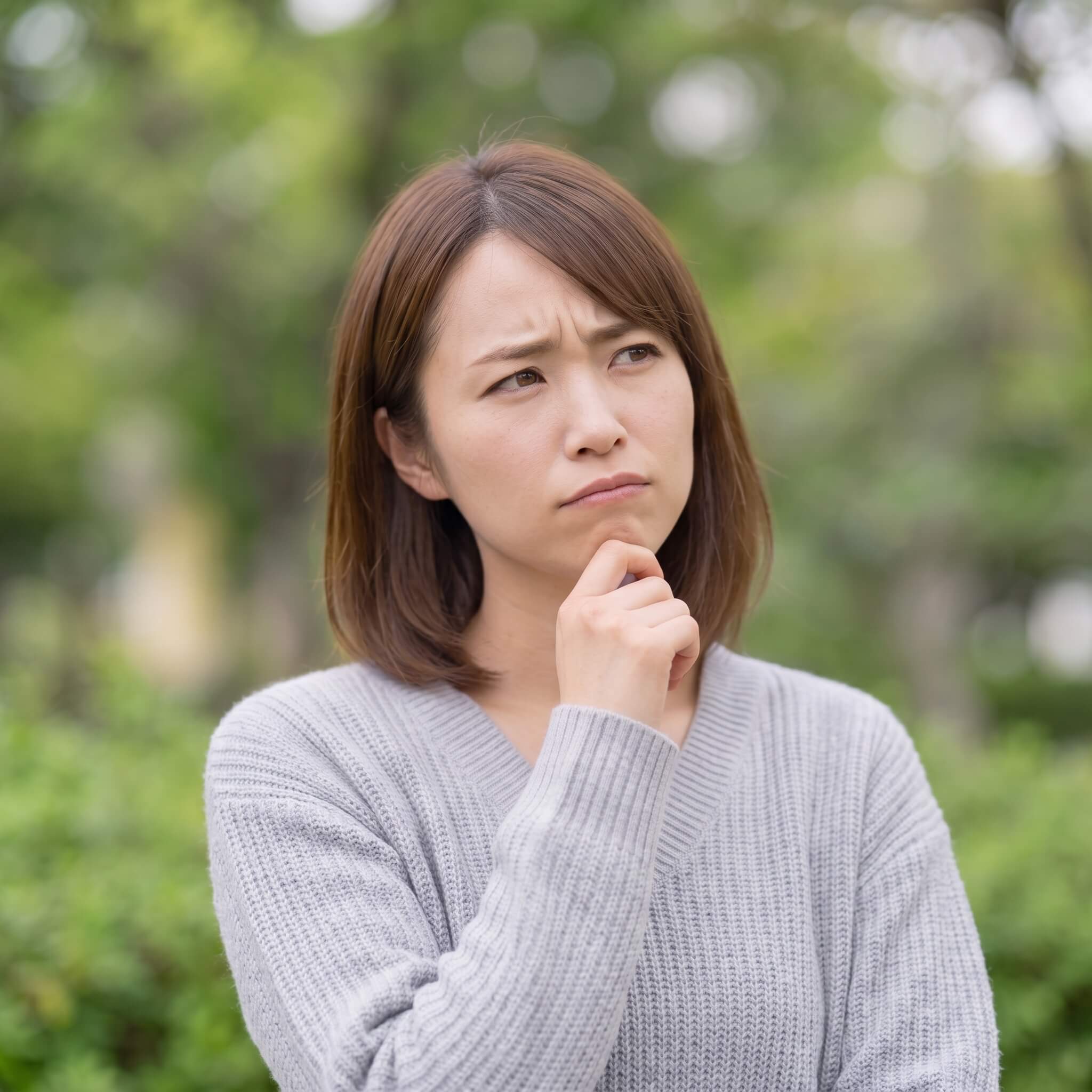 悩む女性